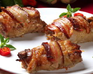 Куриные роллы с черносливом в беконе