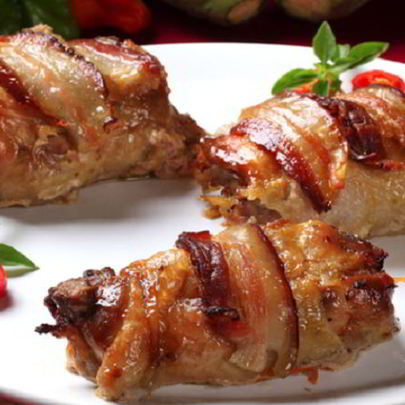 Куриные роллы с черносливом в беконе