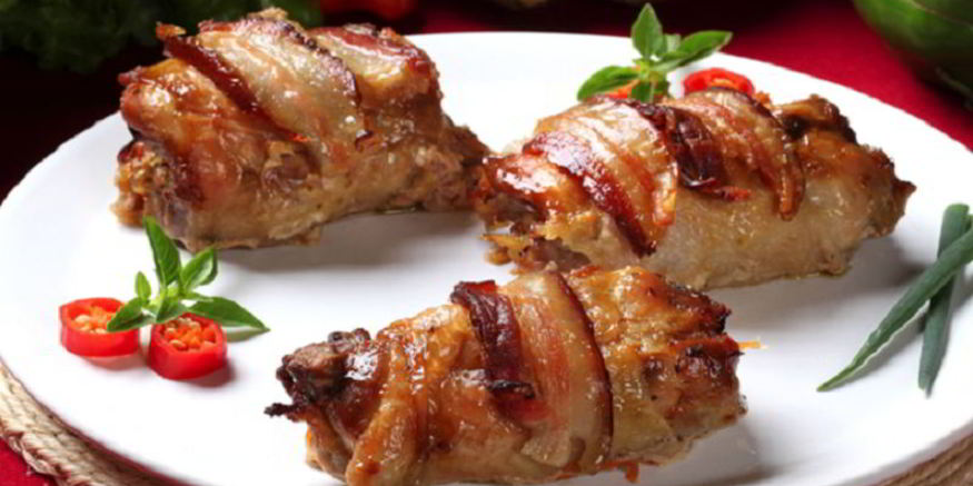 Рецепт куриных роллов с черносливом в беконе