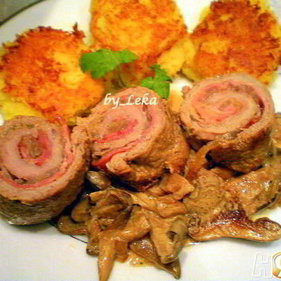 Мясные роллы в винно-грибном соусе