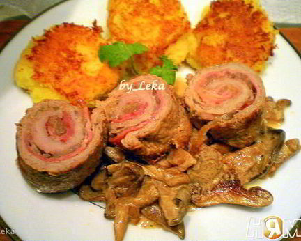 Мясные роллы в винно-грибном соусе