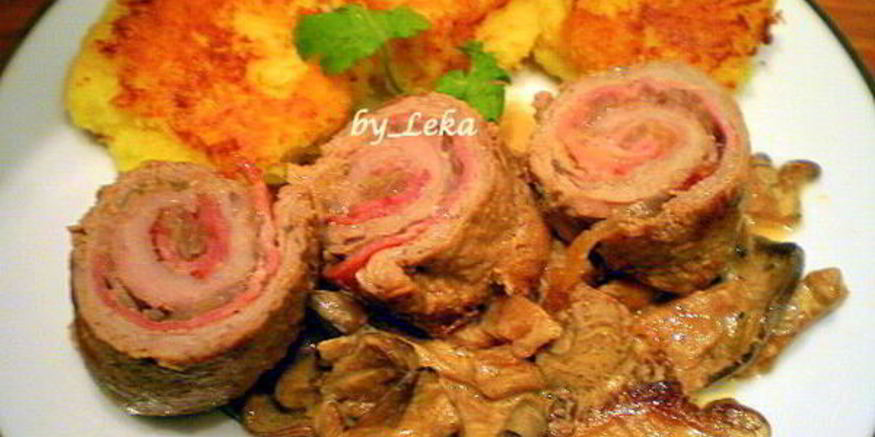 Рецепт мясных роллов в винно-грибном соусе