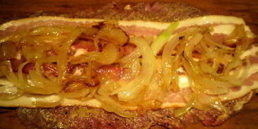 мясные роллы в винно-грибном соусе