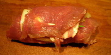 мясные роллы в винно-грибном соусе