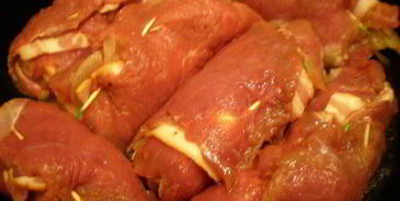 мясные роллы в винно-грибном соусе