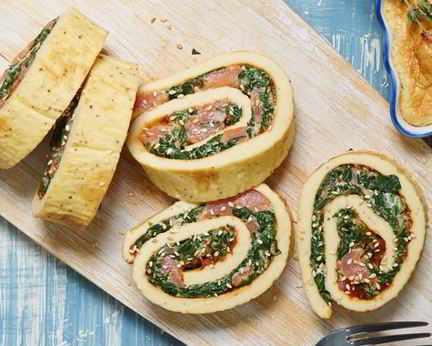 Ролл из омлета со шпинатом и лососем в азиатском стиле