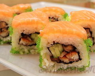 Ролл с лососем, угрем и шиитаке