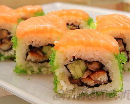 Ролл с лососем, угрем и шиитаке
