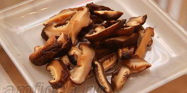 ролл с лососем, угрем и шиитаке