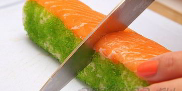 ролл с лососем, угрем и шиитаке