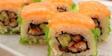ролл с лососем, угрем и шиитаке