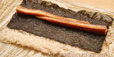 ролл с лососем, угрем и шиитаке