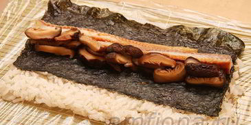 ролл с лососем, угрем и шиитаке