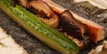 ролл с лососем, угрем и шиитаке