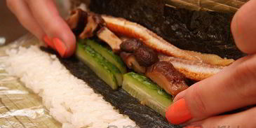 ролл с лососем, угрем и шиитаке