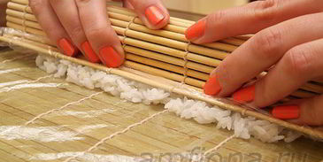 ролл с лососем, угрем и шиитаке