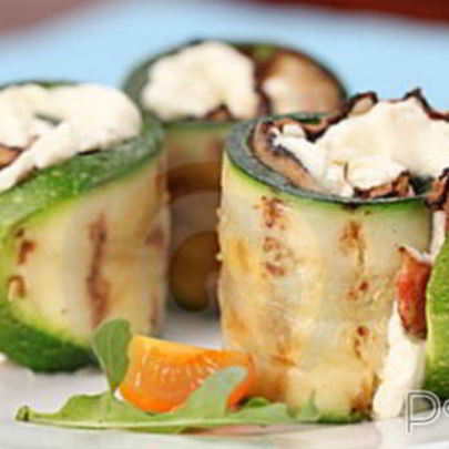 Роллы из кабачка и бекона с начинкой