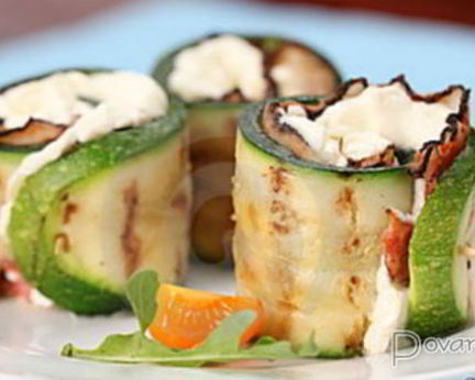 Роллы из кабачка и бекона с начинкой