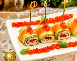 Роллы из огурца с креветками, сливочным сыром и лососем