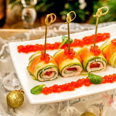 Роллы из огурца с креветками, сливочным сыром и лососем