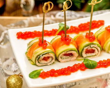 Роллы из огурца с креветками, сливочным сыром и лососем