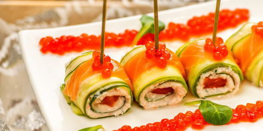 Рецепт роллов из огурца с креветками, сливочным сыром и лососем
