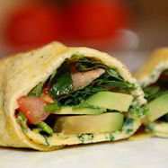 Рецепт Роллов из омлета с авокадо, помидорами и зеленью