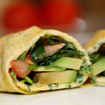 Роллы из омлета с авокадо, помидорами и зеленью