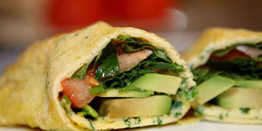 Рецепт роллов из омлета с авокадо, помидорами и зеленью