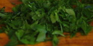 роллы из омлета с авокадо, помидорами и зеленью