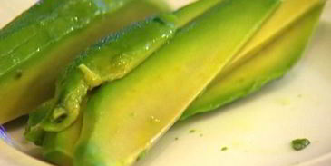 роллы из омлета с авокадо, помидорами и зеленью