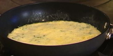 роллы из омлета с авокадо, помидорами и зеленью