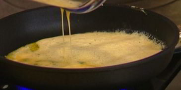 роллы из омлета с авокадо, помидорами и зеленью