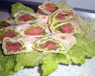 Роллы из тонкого лаваша с семгой и авокадо