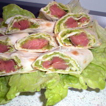 Роллы из тонкого лаваша с семгой и авокадо