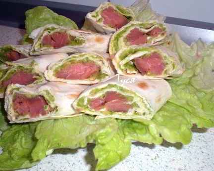 Роллы из тонкого лаваша с семгой и авокадо