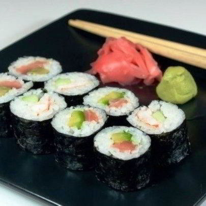 Роллы с авокадо, лососем и огурцом