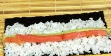роллы с авокадо, лососем и огурцом