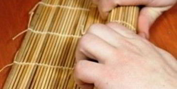 роллы с авокадо, лососем и огурцом