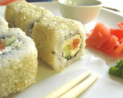 Роллы с лососем и сыром филадельфия