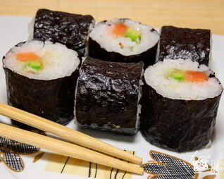 Роллы с семгой и авокадо