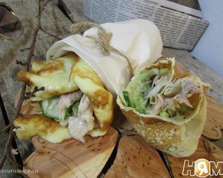 Роллы с яичных блинчиков с курицей и салатом