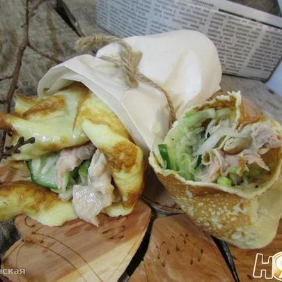 Роллы с яичных блинчиков с курицей и салатом
