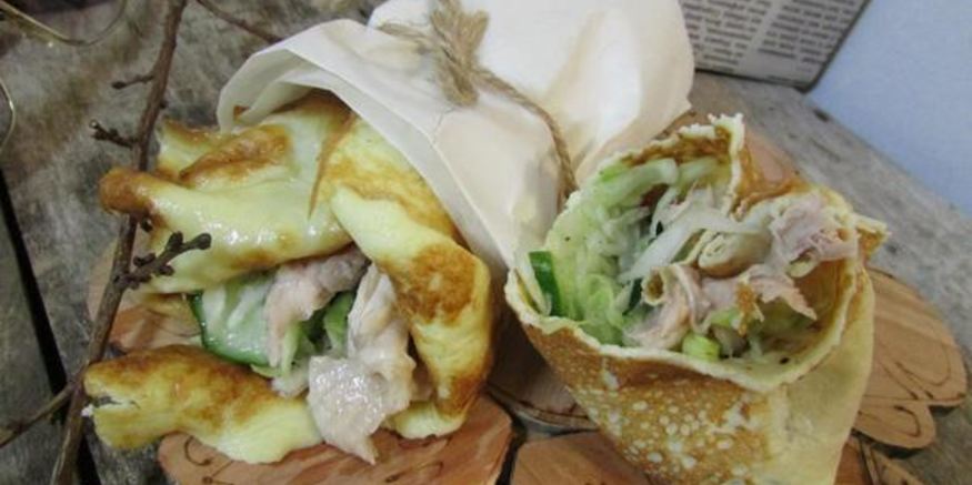 Рецепт роллов с яичных блинчиков с курицей и салатом