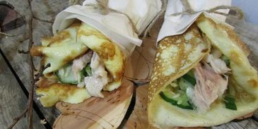 роллы с яичных блинчиков с курицей и салатом