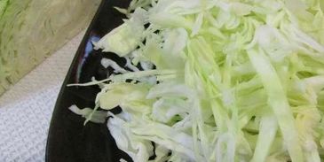 роллы с яичных блинчиков с курицей и салатом