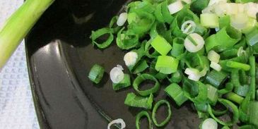 роллы с яичных блинчиков с курицей и салатом