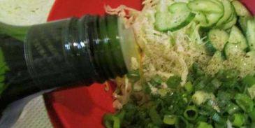 роллы с яичных блинчиков с курицей и салатом