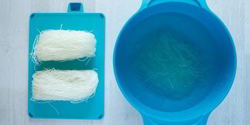 спринг-роллы с кальмарами и тунцом