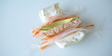 спринг-роллы с кальмарами и тунцом